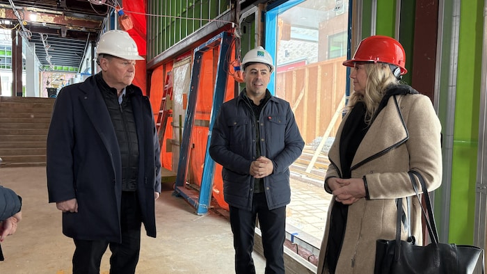 Le maire de Trois-Rivières, Jean-François Aubin, écoute les explications du coordonnateur du projet accompagné de la députée fédérale de Trois-Rivières, Caroline Desrochers.