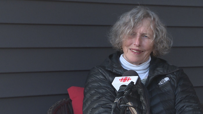 Andrée Thoms interviewée devant sa maison.