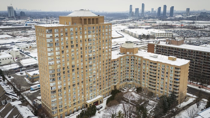 L'extérieur du 11, promenade Thorncliffe Park et du 21, boulevard Overlea photographié le 16 décembre 2025.