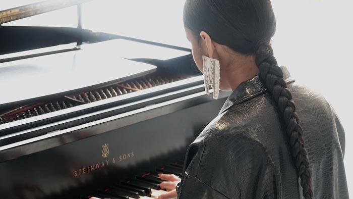 Tia Wood joue du piano.