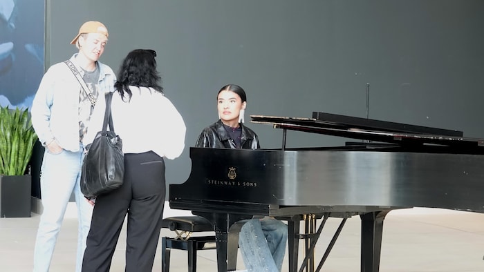 Tia Wood joue du soft dans l'atrium de Radio-Canada à Montréal.