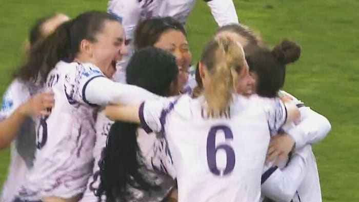 Les joueuses des Tides d'Halifax célèbrent leur victoire.
