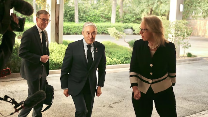 Le ministre François-Philippe Champagne (au centre) et le gouverneur de la Banque du Canada, Tiff Macklem (à gauche), sont accueillis à Beijing par l'ambassadrice du Canada en Chine, Jennifer May, le 2 avril 2026. (Lisa Xing/CBC) 