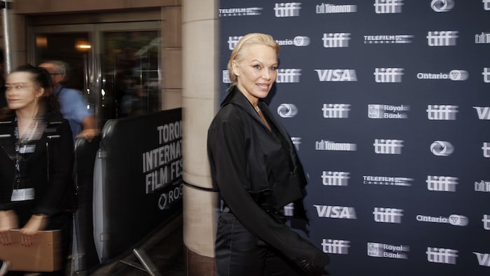 Pamela Anderson marche sur le tapis rouge du film The Last Showgirl au Festival international du film de Toronto le 6 septembre 2024.