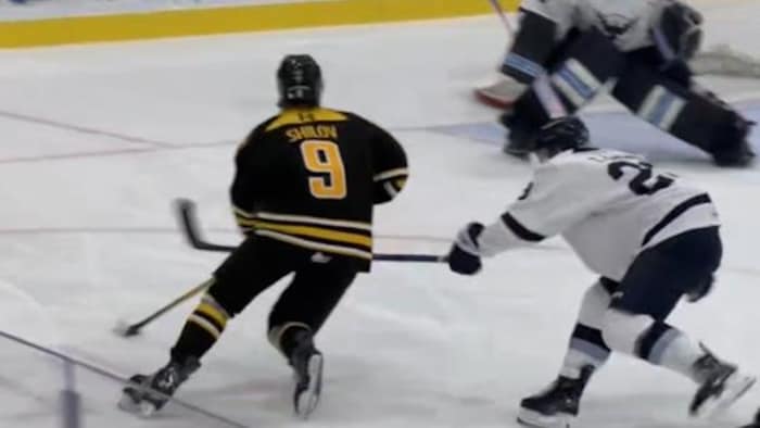 Le joueur des Tigres de Victoriaville, Egor Shilov, effectue une feinte en zone offensive.