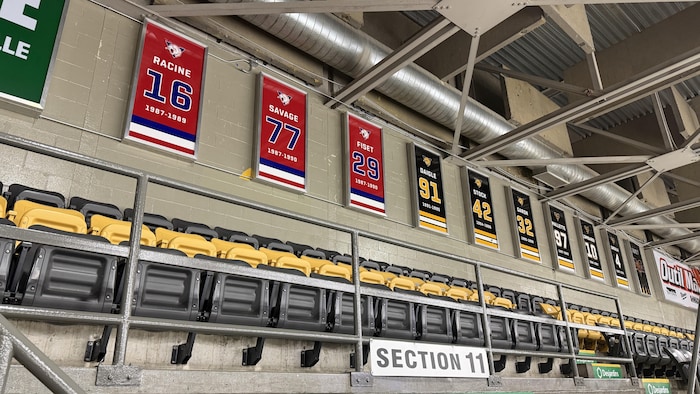 Les chandails retirés sur le mur du Colisée Desjardins. 