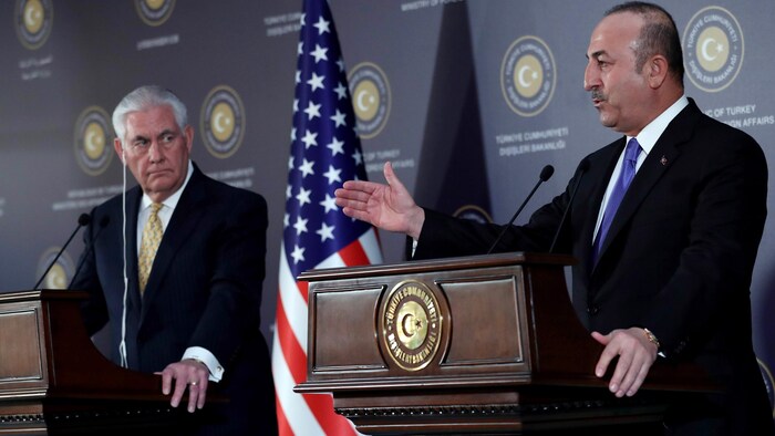 MM. Tillerson et Cavusoglu, devant des lutrins, en conférence de presse.