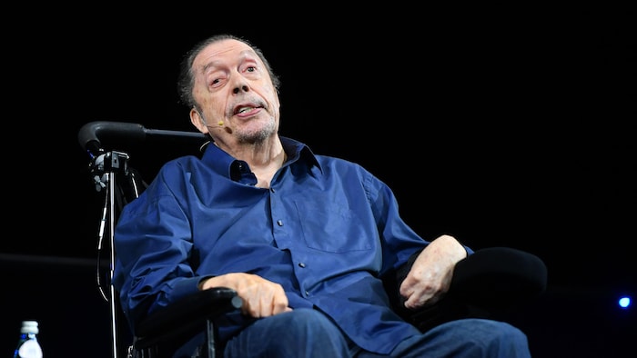 L'acteur en fauteuil roulant sur scène. 