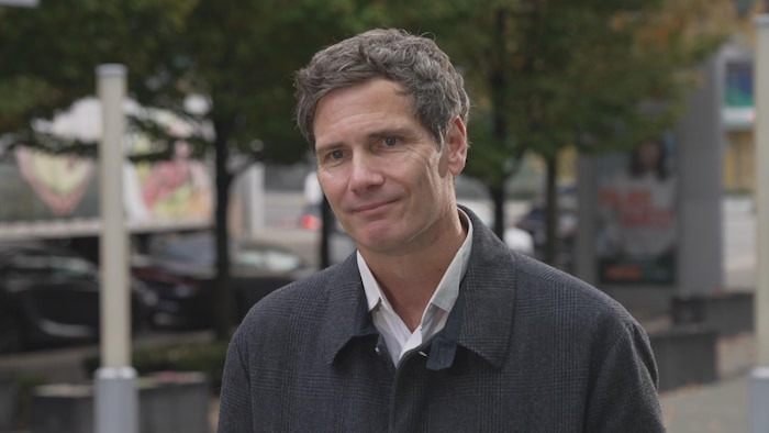 Tim Dickson regarde devant lui.