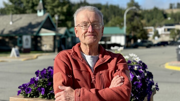 Portrait d'un homme à l'extérieur.