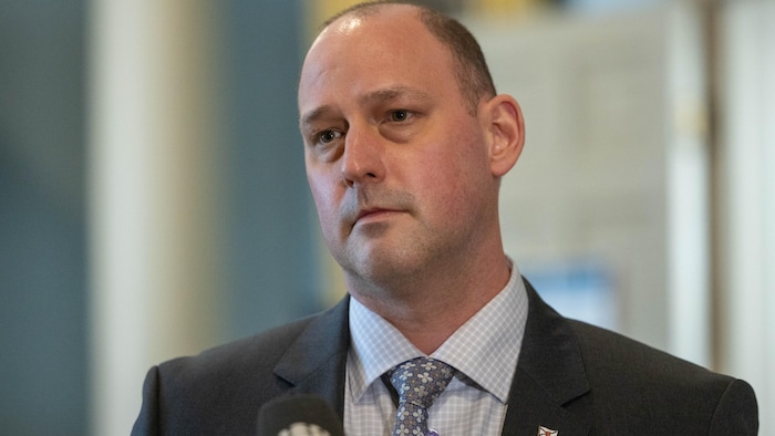 Tim Halman en mêlée de presse à la sortie de la législature.