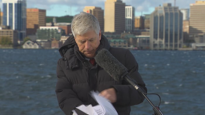 Le ministre Tim Hodgson.