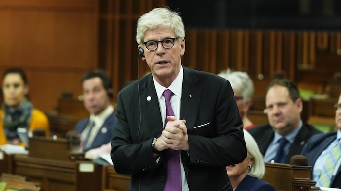 Le ministre prend la parole lors de la période de questions.