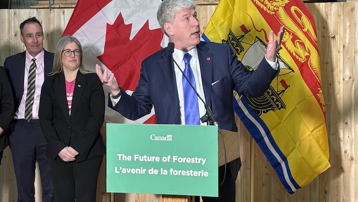 Tim Hodgson et Susan Holt en conférence de presse.