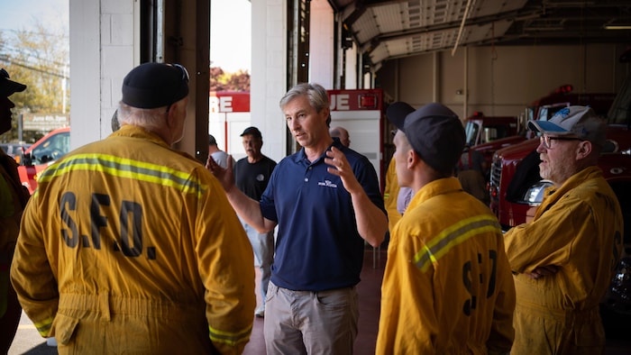 Tim Houston s'entretient avec des pompiers.