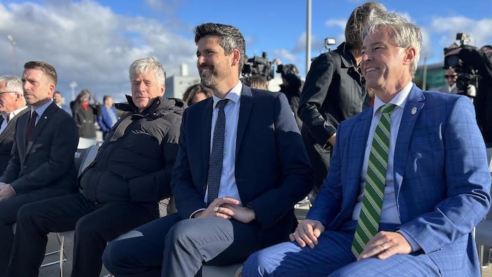 Tim Houston, Sean Fraser, Tim Hodgson et Braedon Clark, assis de droite à gauche.