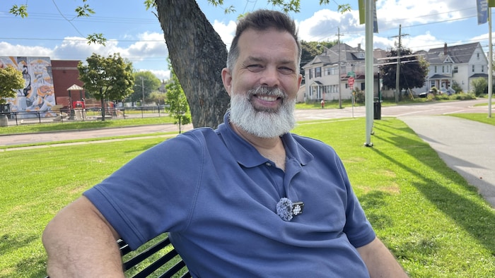 Tim Moerman pose pour la photo assis sur un banc dans le parc Victoria, à Moncton. 