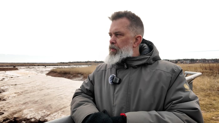 Tim Moreman photographié sur les rives de la Petitcodiac. 