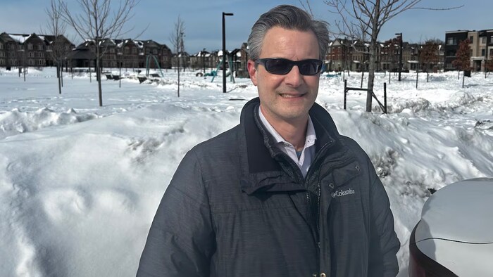 Tim Rye dans un parc l'hiver.