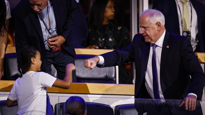 Kamala Harris'in aday arkadaşı Tim Walls, Demokratlar kongresinin ilk gününde United Center'a geldi. El sıkışma fırsatını değerlendirdi.