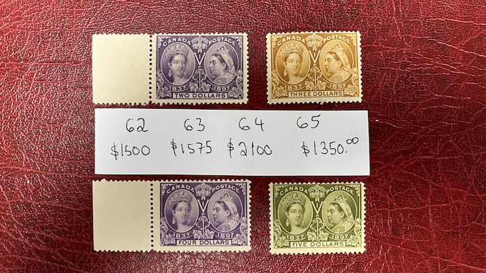 Quatre timbres de couleurs différentes représentant chacun la reine Victoria jeune et âgée, avec des prix de 1500 $, 1575 $, 2100 $ et 1350 $.