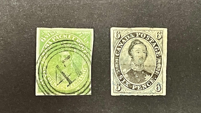 Deux timbres de 6 pence, l'un est vert lime et montre la jeune reine Victoria, l'autre est brun et représente le prince Albert.