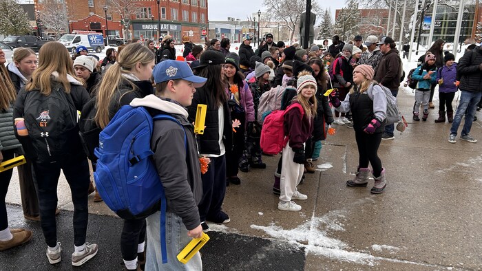 Des dizaines de jeunes participants du Tintamarre de Prince Albert, en Saskatchewan, le 18 mars 2026.