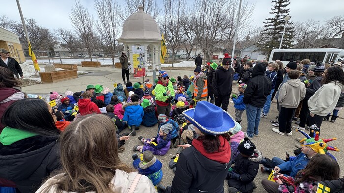 Un rassemblement d'enfants à l'extérieur.