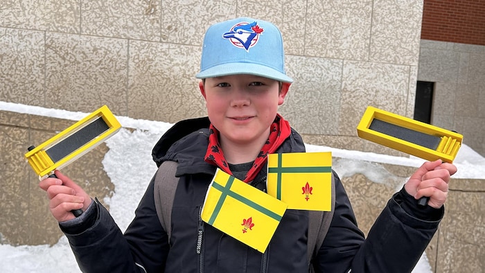 Un jeune participant du Tintamarre de Prince Albert, le 18 mars 2026.