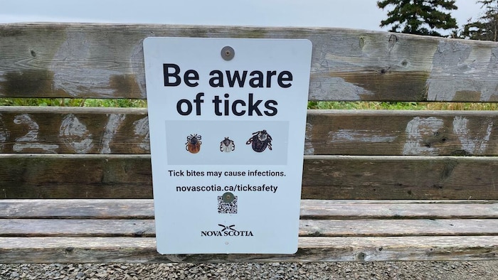 Un panneau de prévention contre les tiques est installé au parc provincial de Herring Cove, en Nouvelle-Écosse.