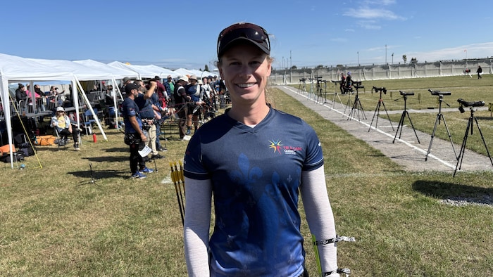 She looks in front of her, all smiles, on Rimouski's shooting ground.