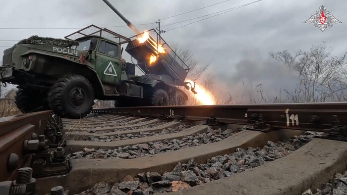 Tir d'une roquette de l'armée russe en Ukraine. 