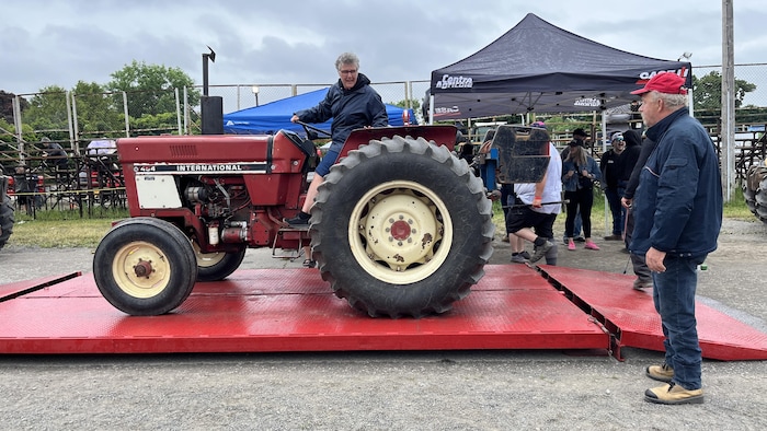 France Proulx sur son tracteur