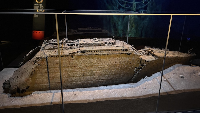 Une reproduction miniature de l'épave d'une partie du Titanic.