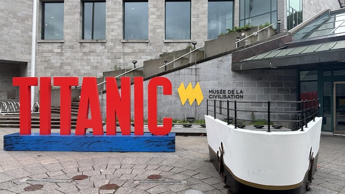 L'extérieur du musée de la civilisation qui affiche les couleurs de l'exposition sur le Titanic.