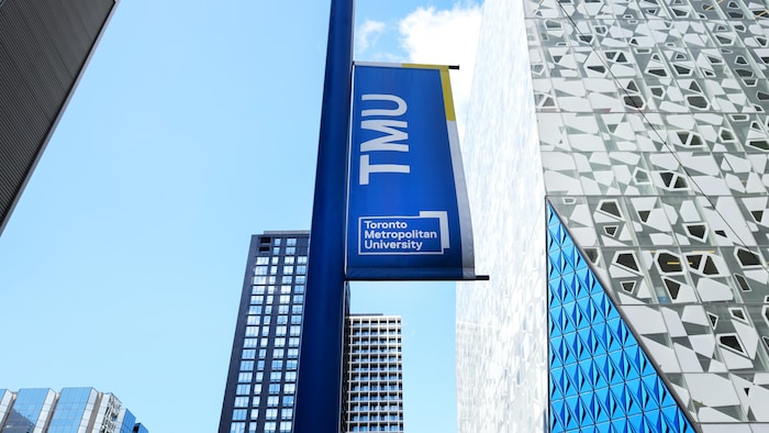 Une bannière avec l'acronyme TMU sur le campus de l'université.