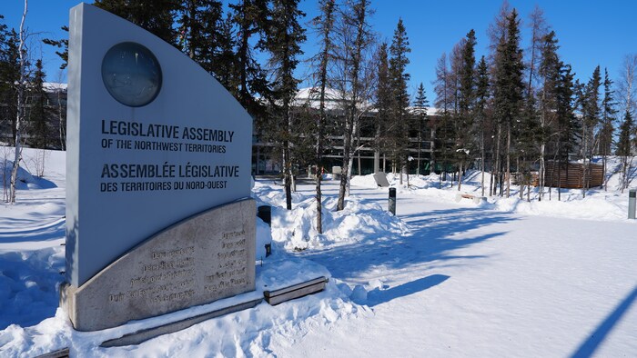 L'Assemblée législative des Territoires du Nord-Ouest en hiver.