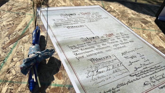Image du Traité 11 et d'un stylo qui ont été utilisés lors des célébrations du 100e anniversaire de sa signature, dans la communauté de Behchoko, aux Territoires du Nord-Ouest, le 15 août 2022.