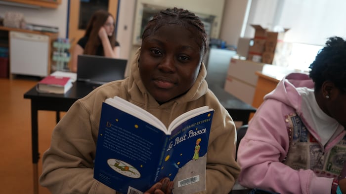 Divine Lobe Manga avec le roman Le petit prince en main. 