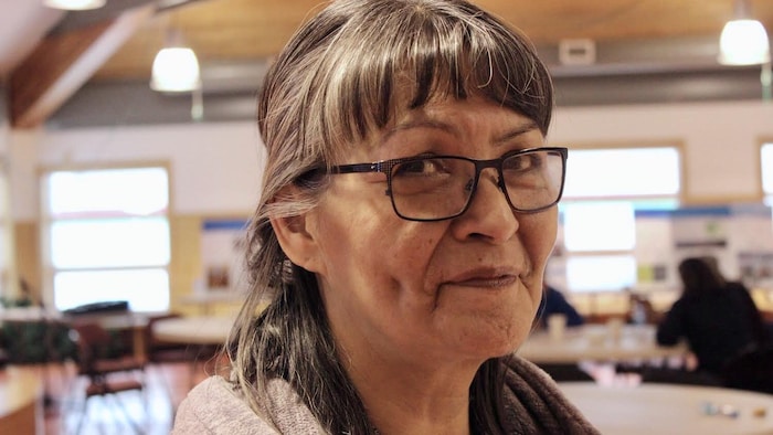 Edna Tobac pose dans une salle communautaire.
