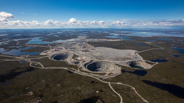 vue aérienne de la mine à ciel ouvert