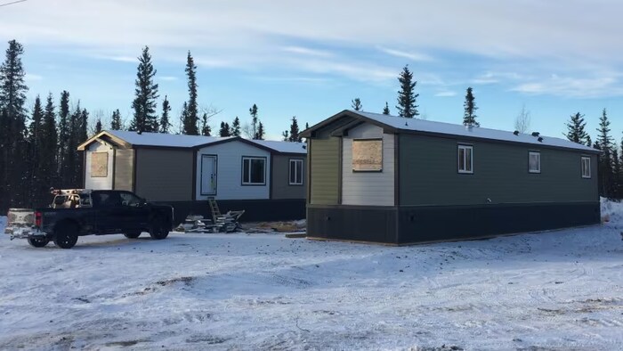 Deux maisons préfabriquées à Fort Good Hope.