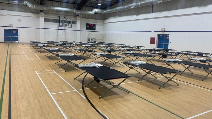 Gymnase rempli de lits, le 31 mai 2023, à Fort Simpson, aux T.N.-O.
