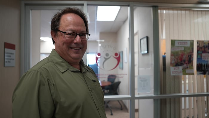 Portrait de François Rouleau devant les bureaux de la Commission scolaire francophone des Territoires du Nord-Ouest.