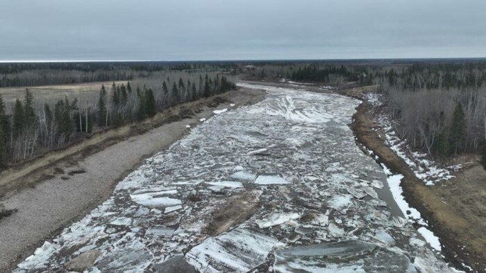 Rivière recouverte de morceaux de glace, le 25 avril 2023, à Hay River, aux Territoires du Nord-Ouest.