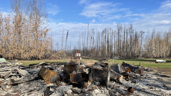 Des ruines de batiments, à Hay River, le 20 septembre 2023.