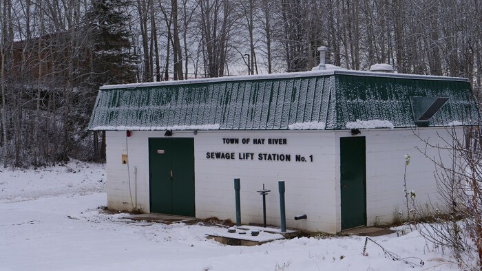 Bâtiment sur lequel est écrit Town of Hay River Sewage Lift Station No. 1