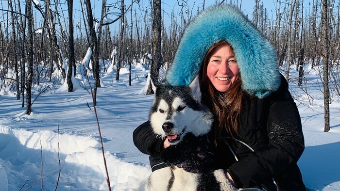 Jessica Martin Bédard avec son chien dans la neige.