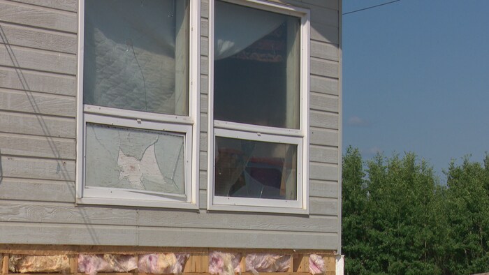 Une maison abandonée avec une vitre cassée.