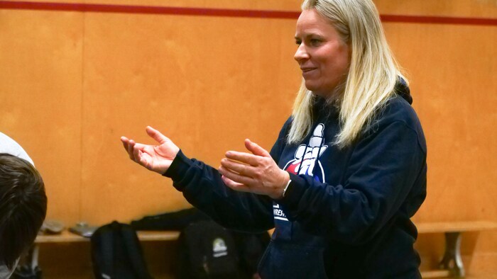 Monique Smith, entraîneuse de l'équipe de lutte des T.N.-O.